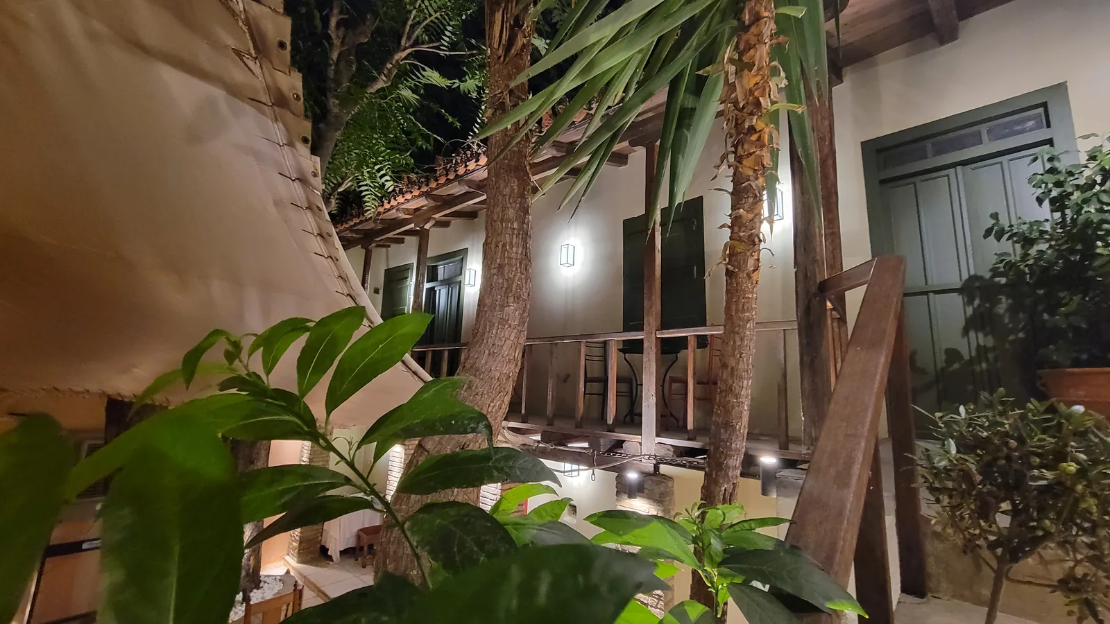 Daphne's — Garden Lighting, Plaka, Athens (photo 4)