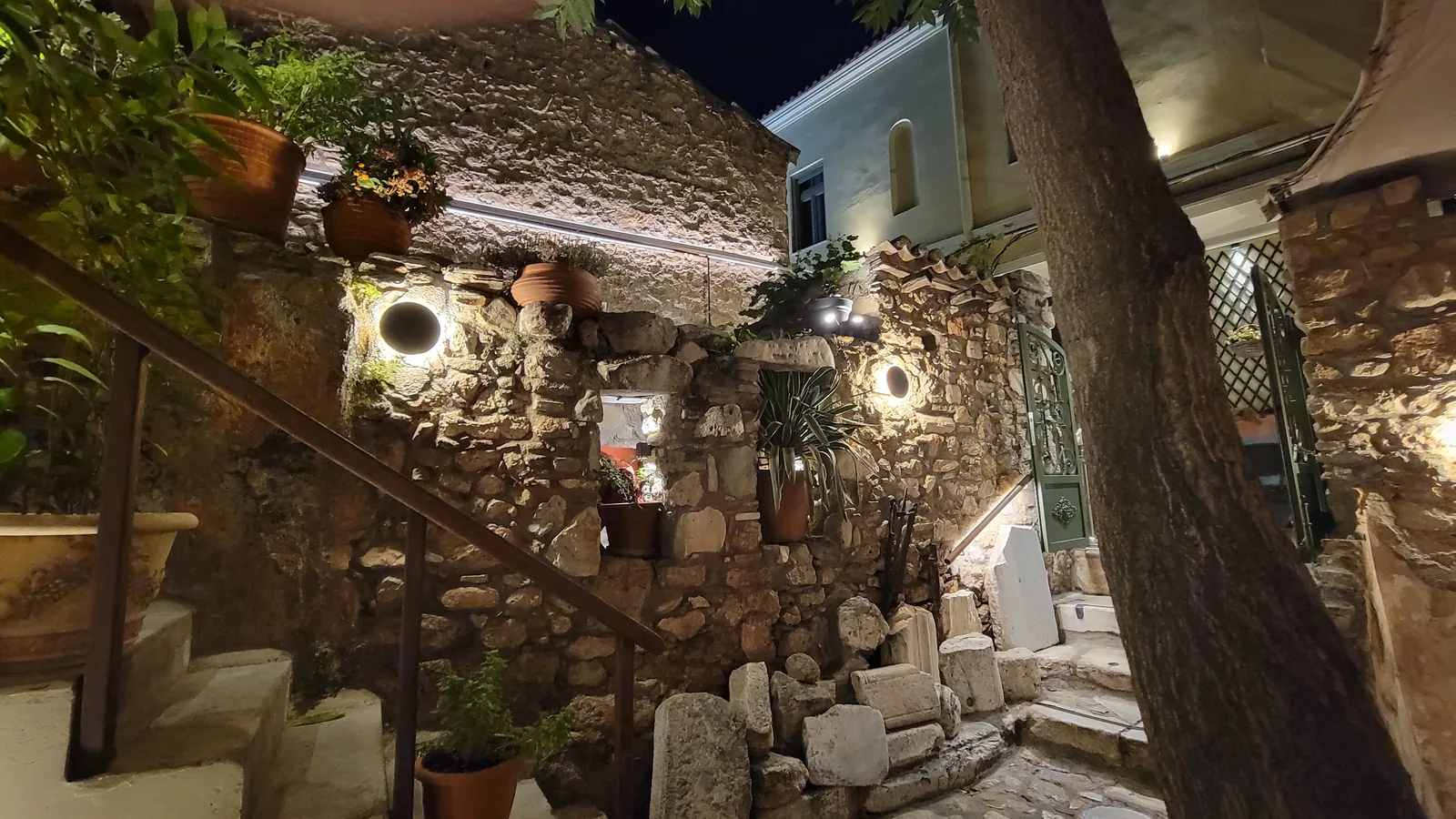 Daphne's — Garden Lighting, Plaka, Athens (photo 5)
