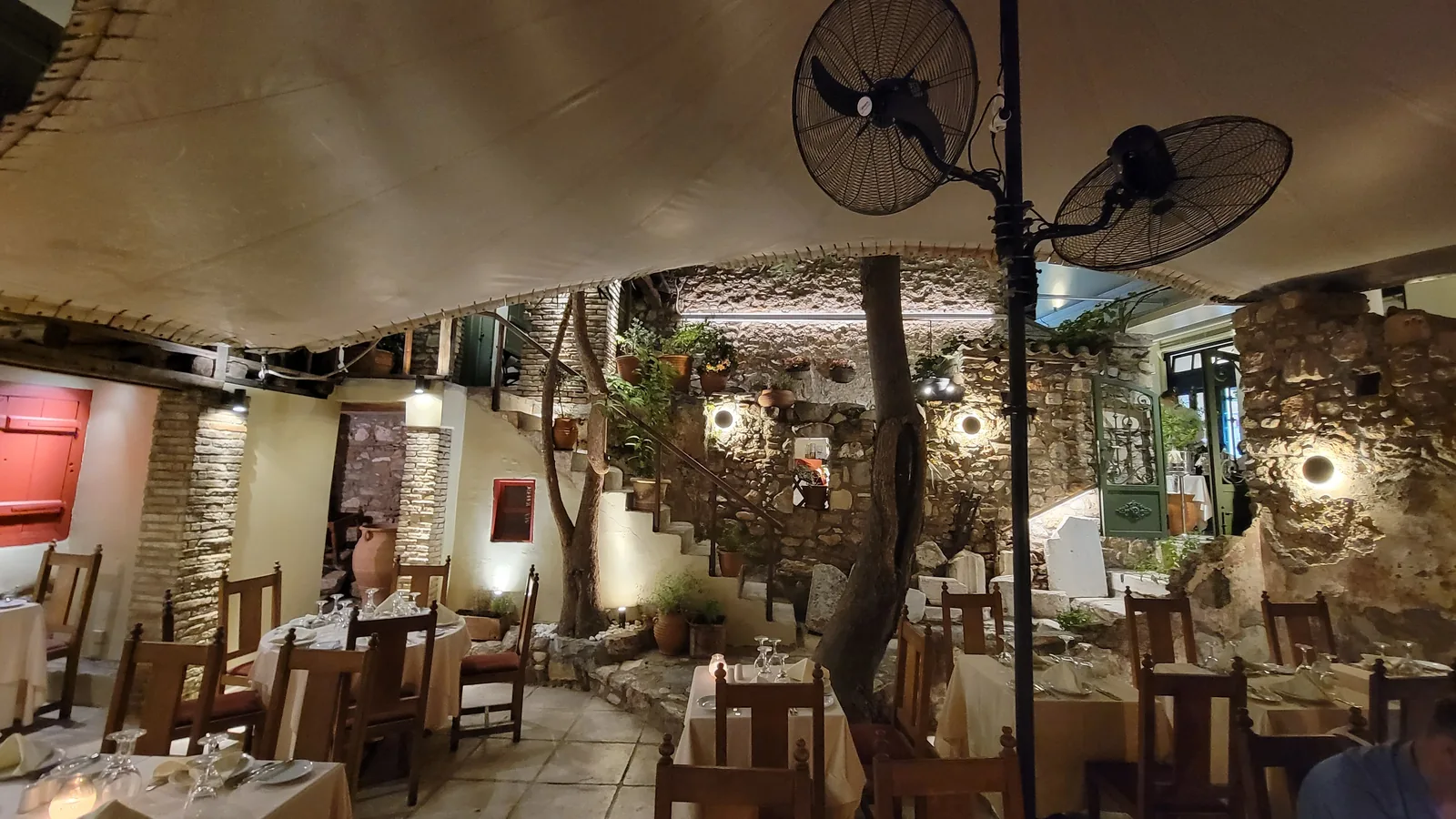 Daphne's — Garden Lighting, Plaka, Athens (photo 7)